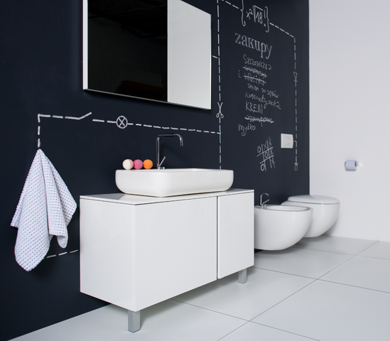 Ceramika i meble KOŁO – w tle cegła, drewno lub rysunek na ścianie